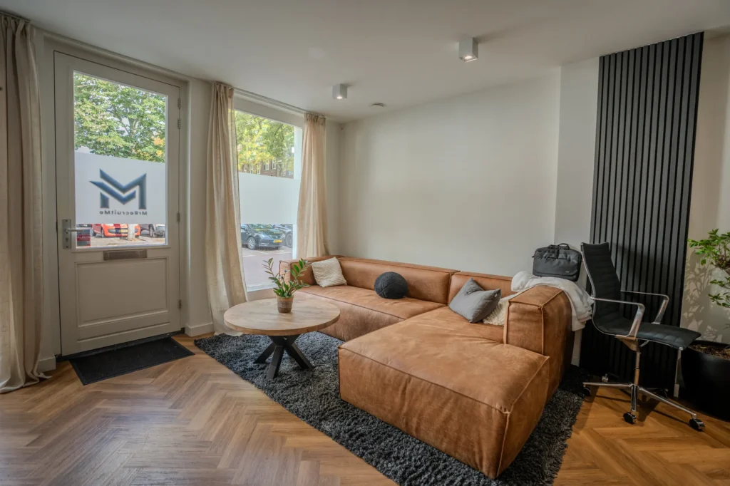 MrRecruitme-kantoor-lounge-met-bank