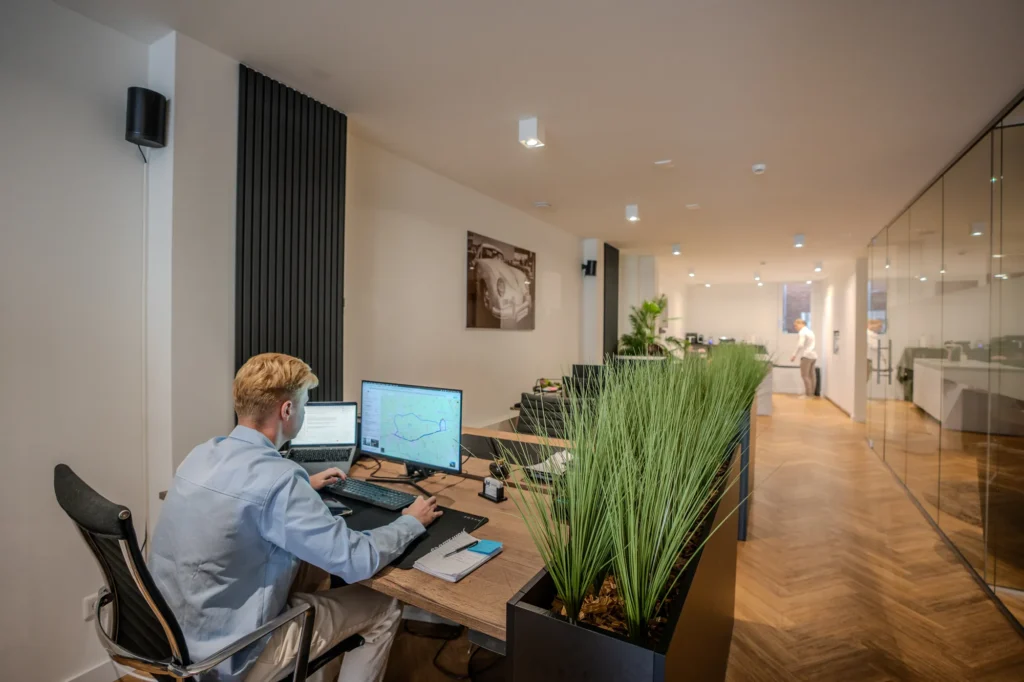 MrRecruitme-kantoor-teamlid-achter-computer