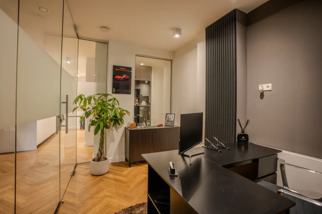 MrRecruitme-kantoor-werkkamer-met-bureau