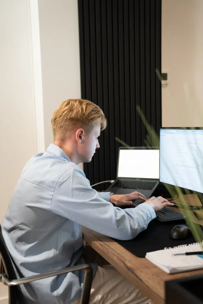 MrRecruitme-teamlid-lichtblauw-overhemd-achter-computer
