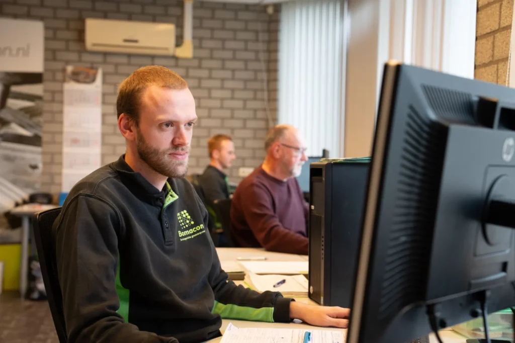 MrRecruit.Me kantoor: planner aan het werk achter de computer