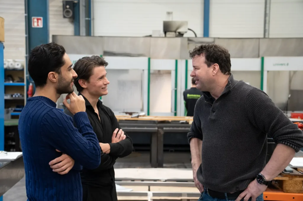 MrRecruit.Me team in gesprek met een klant in de productiehal